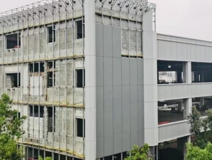 重慶長(zhǎng)江綠色創(chuàng)新產(chǎn)業(yè)園項(xiàng)目首棟單體鋁單板幕墻開(kāi)展安裝工作